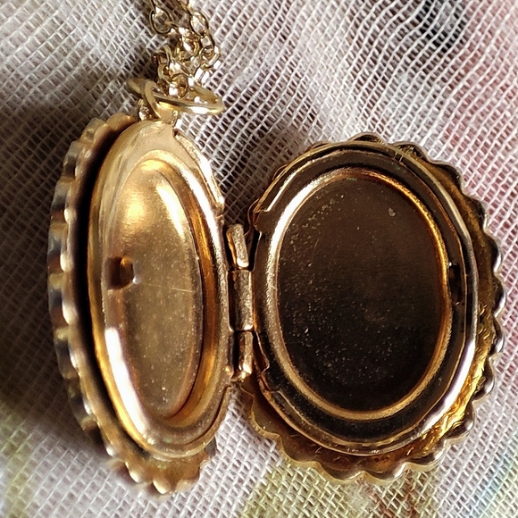 Gold Tone Double Picture Double Sided Locket Embossed Scalloped Edge Necklace - Picture 7 of 13